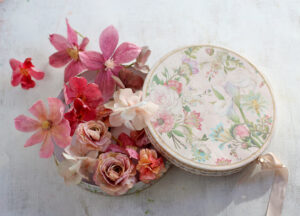 Wafer paper flower box- Petite Pivoine Cakes